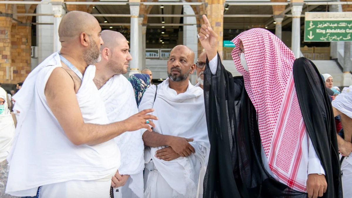 جانب من تقديم الخدمات الإرشادية للحجاج