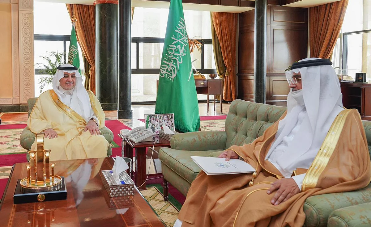 أمير تبوك يلتقي المشرف على مدارس الملك عبدالعزيز النموذجية بالمنطقة