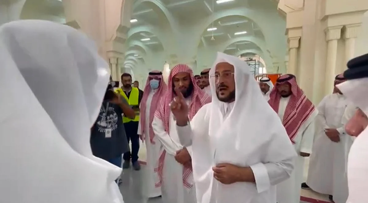 "آل الشيخ" يتفقد مسجد "المشعر الحرام" ويبدي تذمره من بقائه 44 عاماً دون تكييف