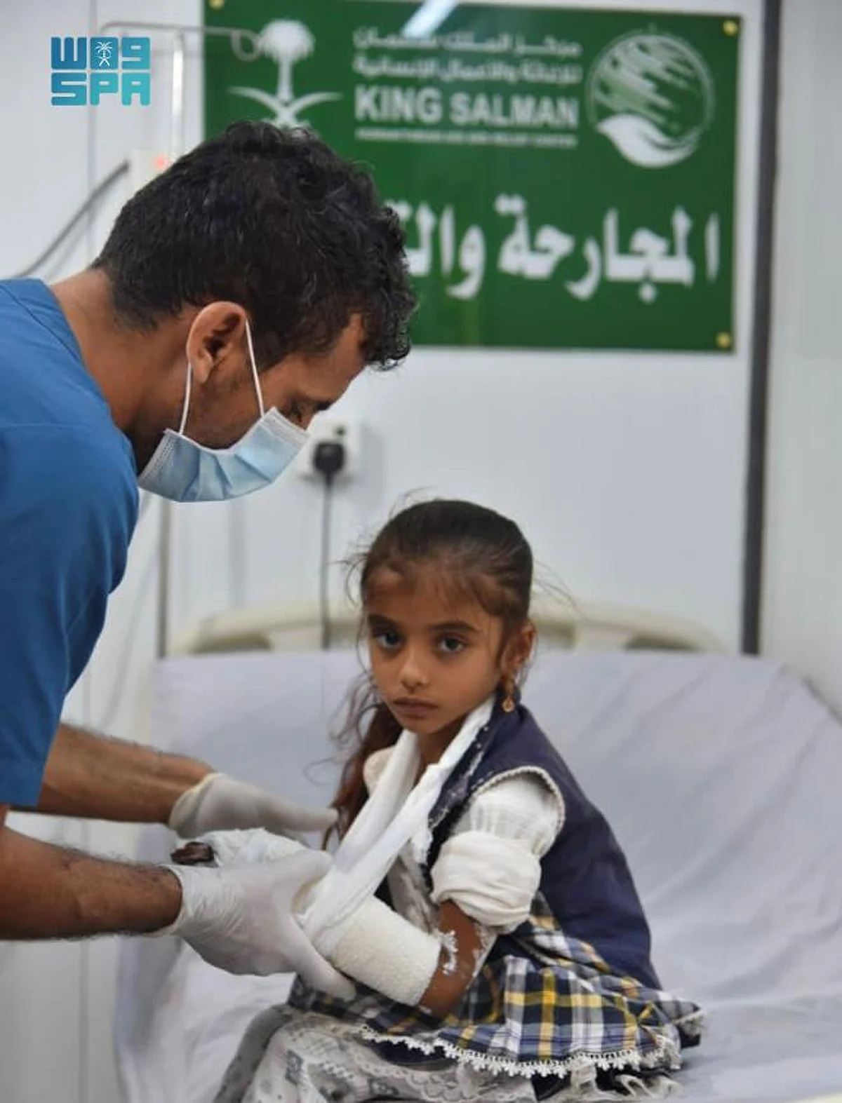 طبيب يقدم الرعاية الصحية لطفلة
