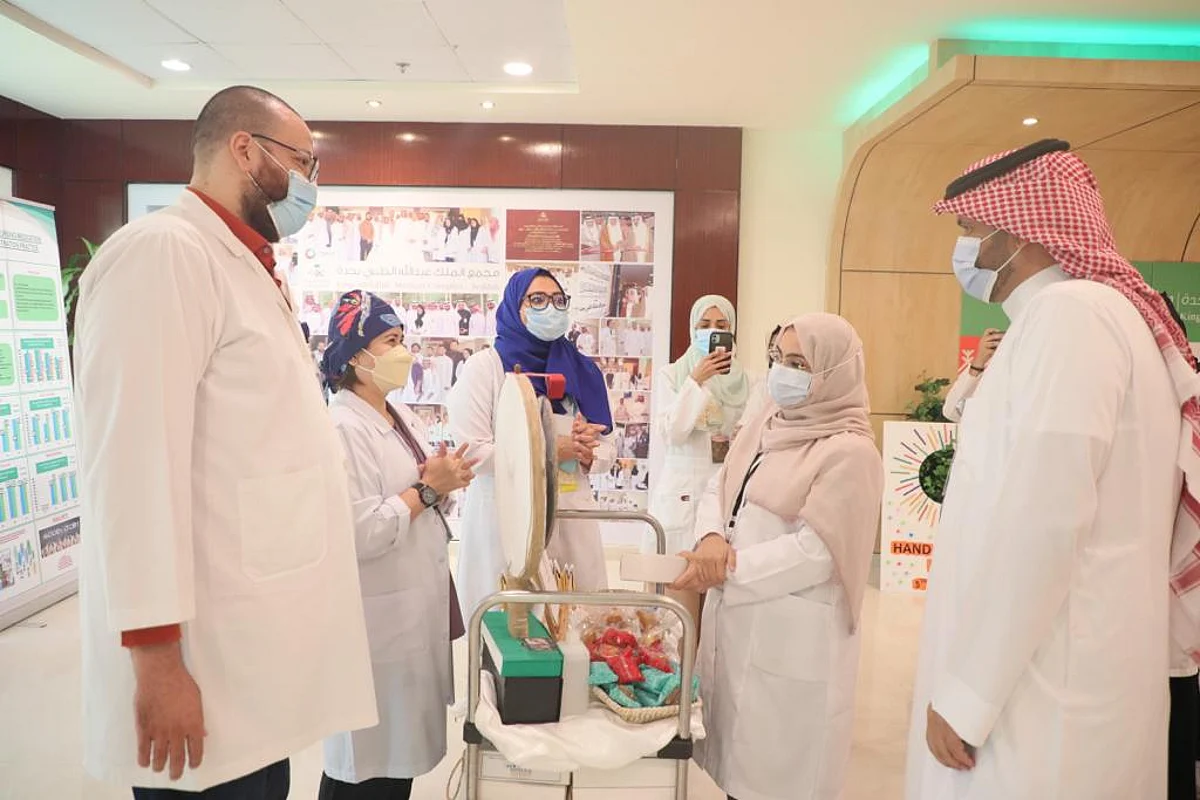 شاهد.. حملةٌ ميدانية توعوية داخل أروقة مجمع الملك عبدالله الطبي بجدة