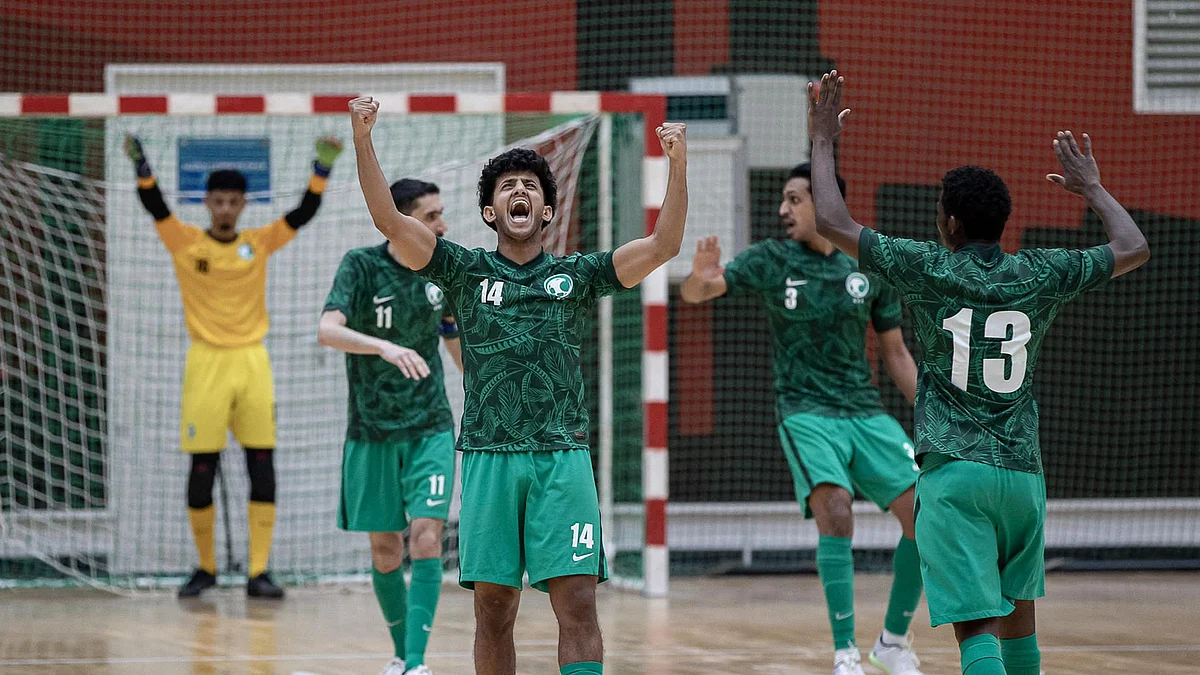 بثلاثية.. أخضر الصالات يكسب العراق ويتأهل لنصف نهائي بطولة غرب آسيا