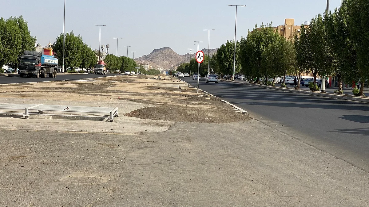 شاهد.. فتحة في رصيف جزيرة وسطية تُربك مستخدمي شارع 64 بشرائع مكة