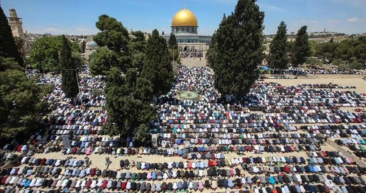 رغم الإجراءات العسكرية المشددة.. 45 ألفًا يؤدّون صلاة الجمعة في المسجد الأقصى