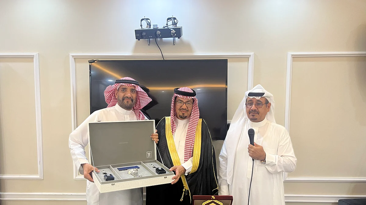 زملاء "الغامدي" يكرمونه بعد ثلاثين عامًا في التعليم