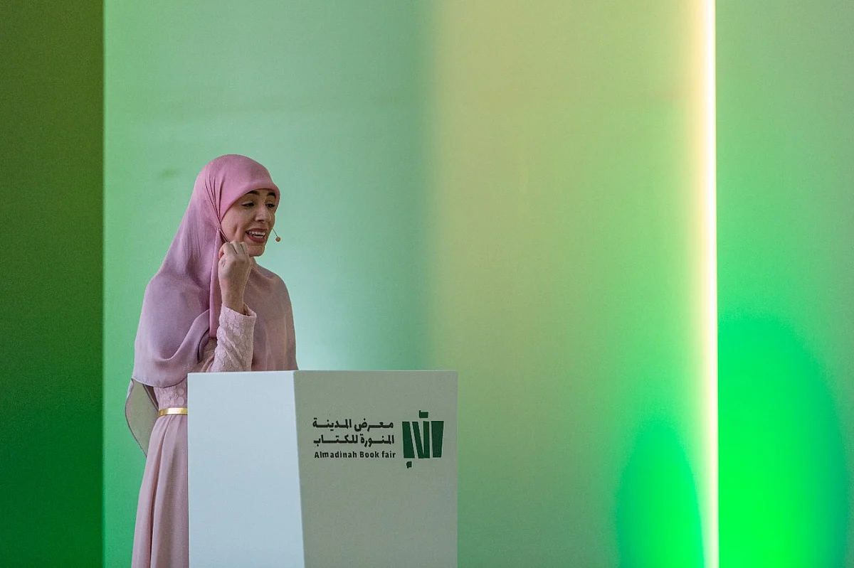 اللبنانية سارة الزين تُشعل أجواء الأمسية الشعرية بـ"معرض المدينة المنورة للكتاب"