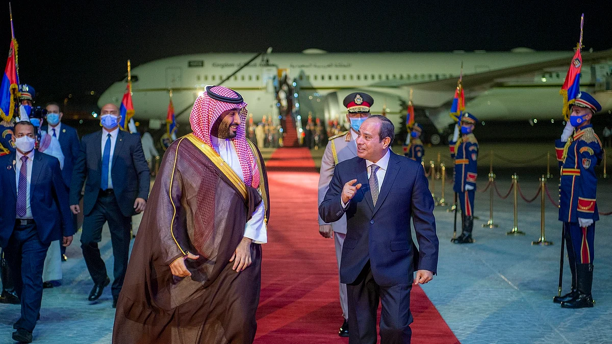 بالصور والفيديو: احتفاء وتخطٍّ للبروتوكول.. هكذا استقبل السيسي ضيف مصر ولي العهد