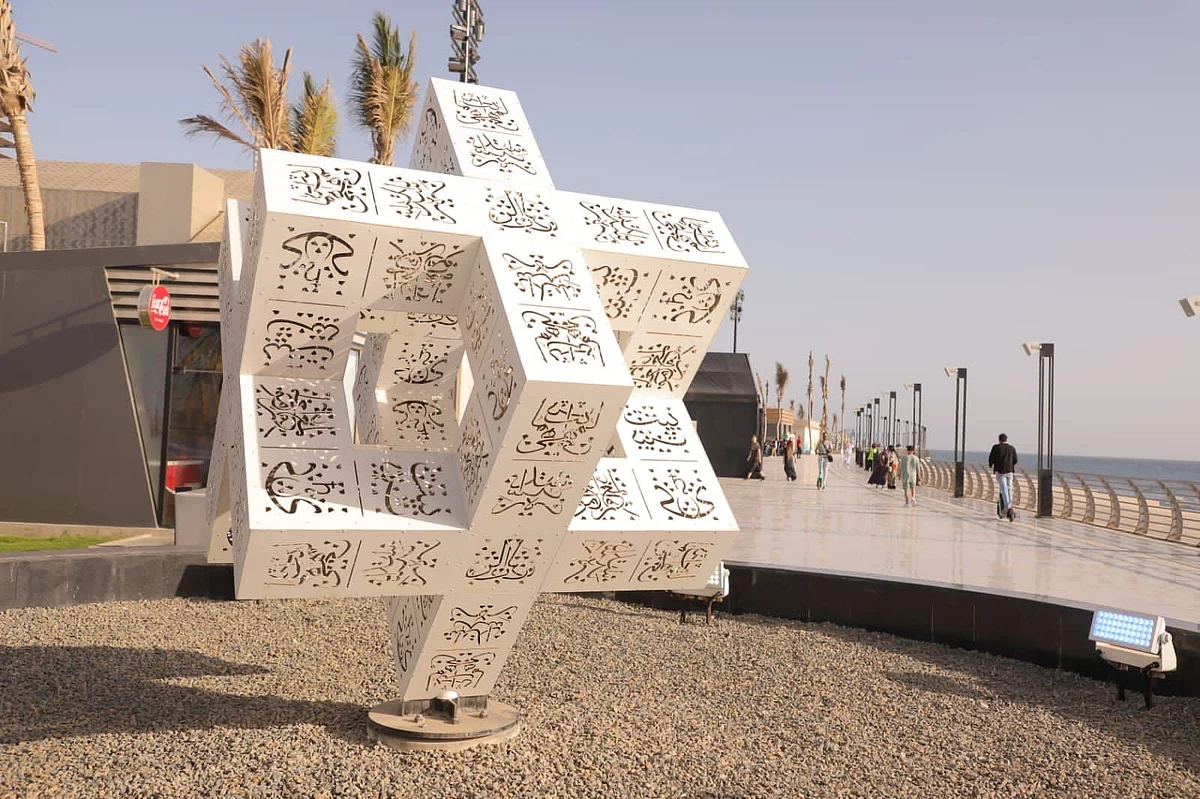 المجسمات العالمية في "جدة آرت بروميناد".. مزيج فريد بين الفنون الثقافية والعملية