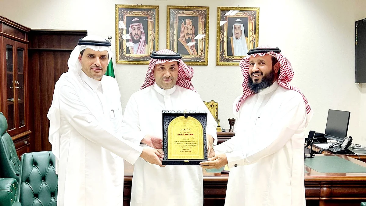 طارق آل فرحان يكرم الإعلاميين