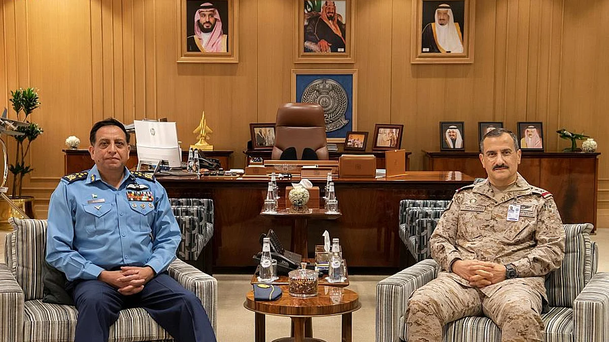 قائدِ القواتِ الجويةِ يستقبلُ رئيسَ أركانِ القواتِ الجويةِ الباكستانيةِ