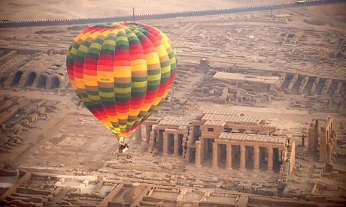 من ارتفاع 60م.. سقوط منطاد يحمل 30 سائحًا بجنوب مصر