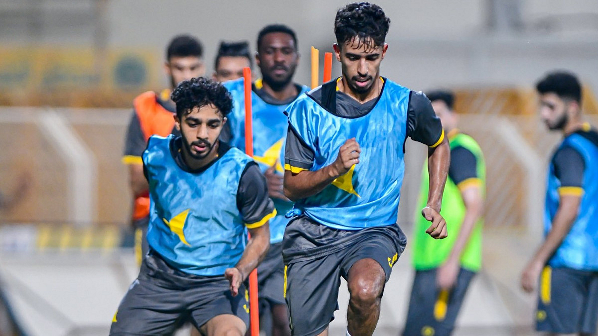 لاعبو الخليج يؤدون التدريبات الجماعية