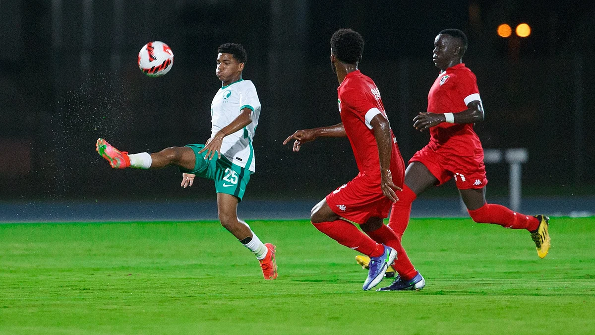 جانب من لقاء المنتخب السعودي ونظيره السوداني