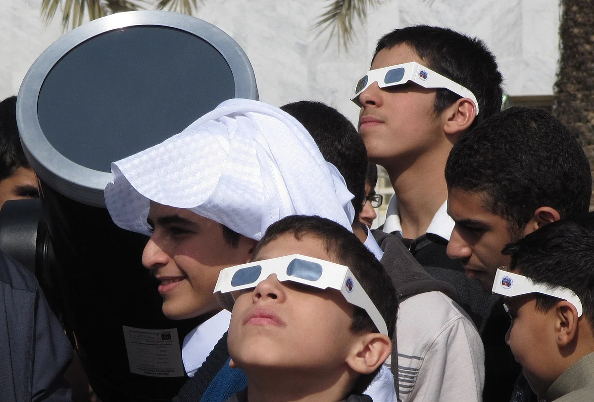 جانب من مشاهدة الزوار للعروض