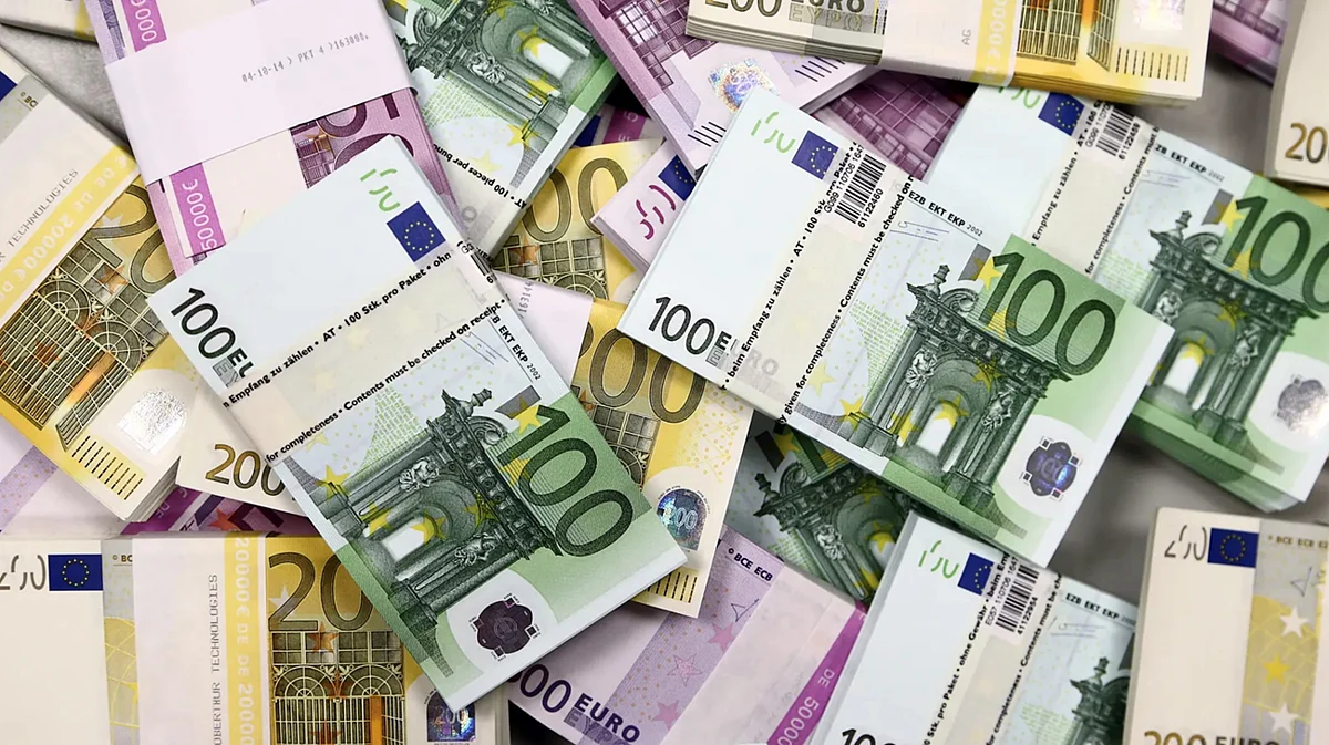 سجّل أدنى مستوى منذ 20 عاماً.. اليورو يهبط إلى ما دون الدولار