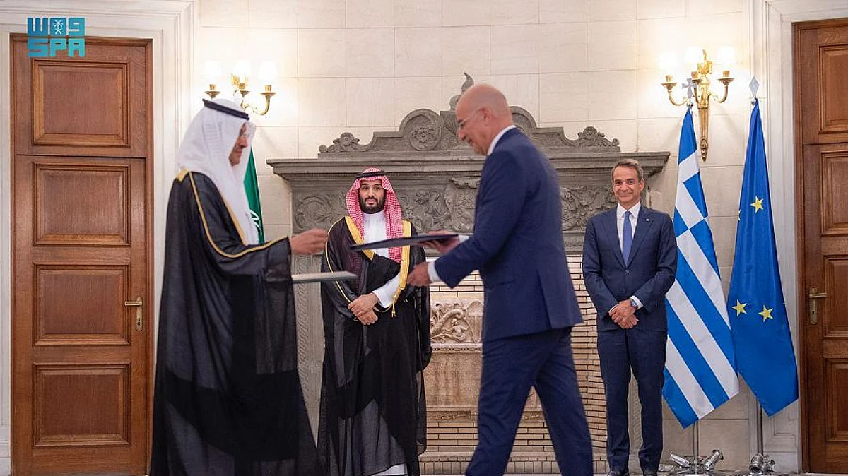 الأمير عبدالعزيز بن سلمان ونيكولاس دندياس يوقعان الاتفاقية