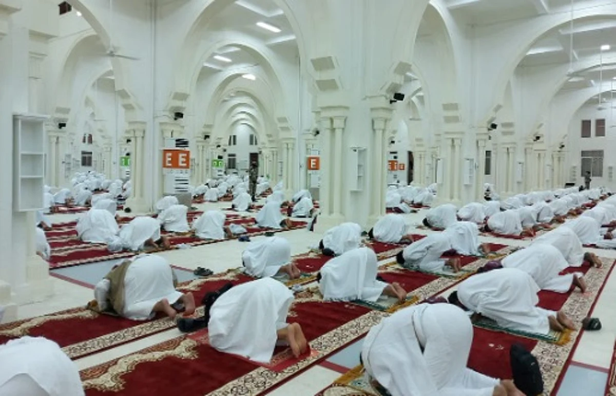 ضيوف الرحمن يؤدون صلاتَيْ المغرب والعشاء بمسجد المشعر الحرام