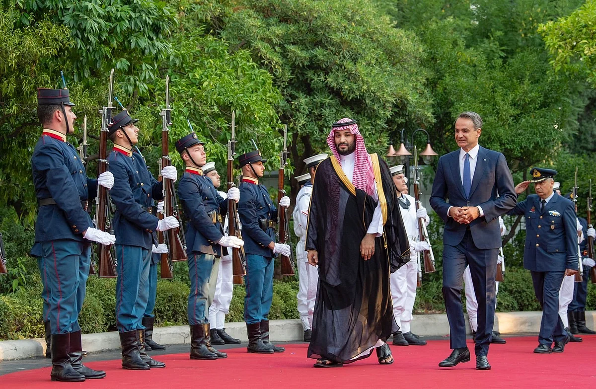 شاهد.. الموكب الرسمي لولي العهد أثناء وصوله لمقر الحكومة اليونانية