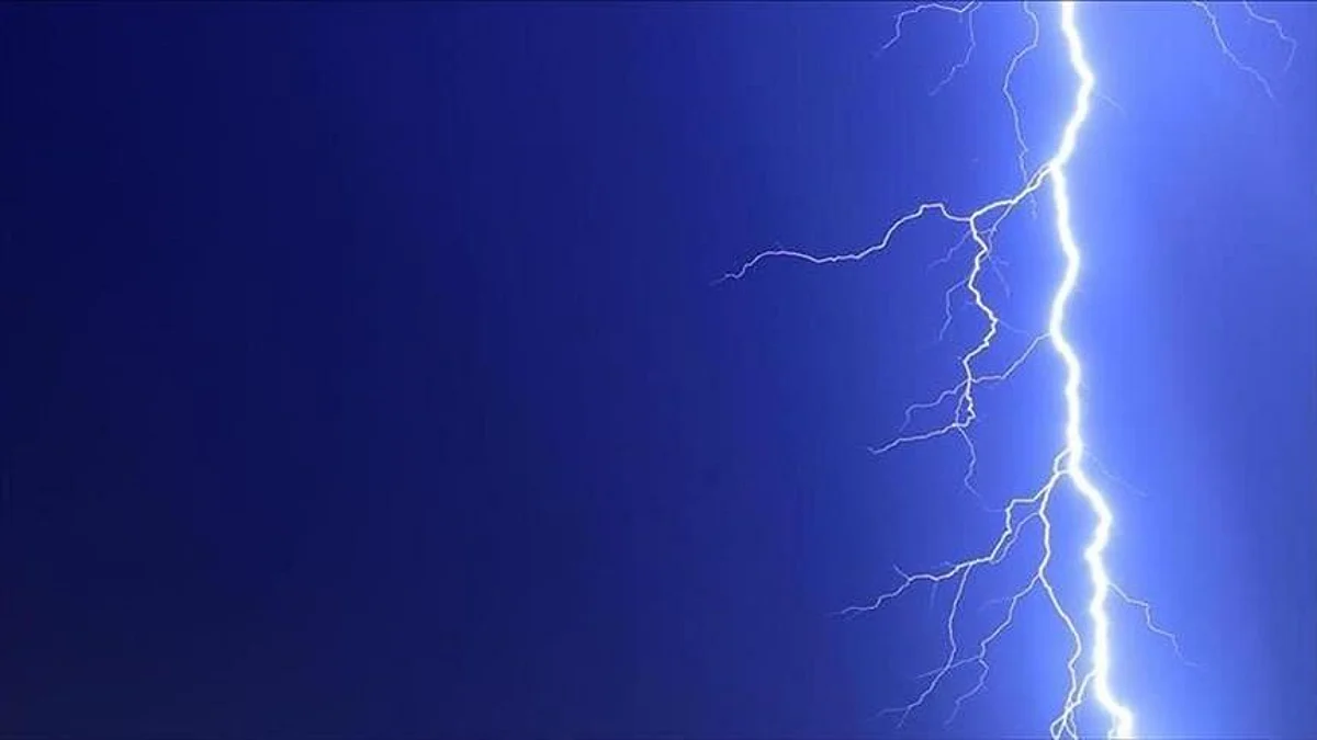 صاعقة رعدية تصرع فتاة بالعيدابي وتصيب شقيقتها.. والجموع تشيع