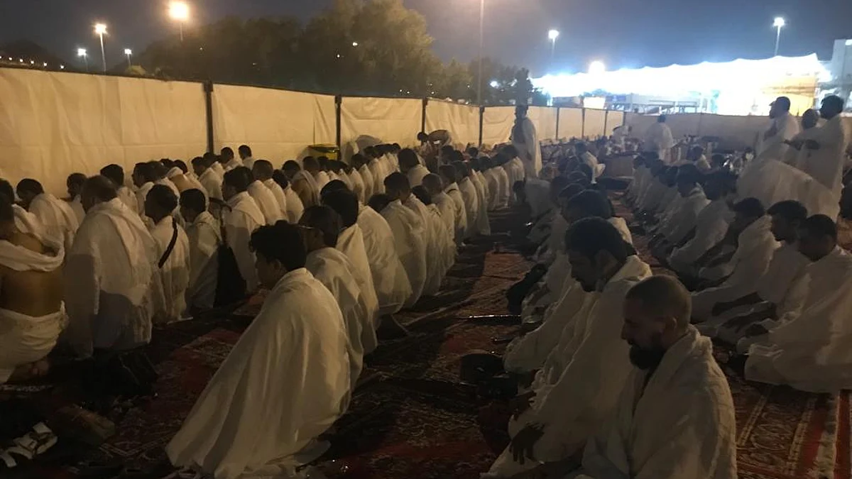 الحجاج يؤدون الصلاة بمشعر مزدلفة