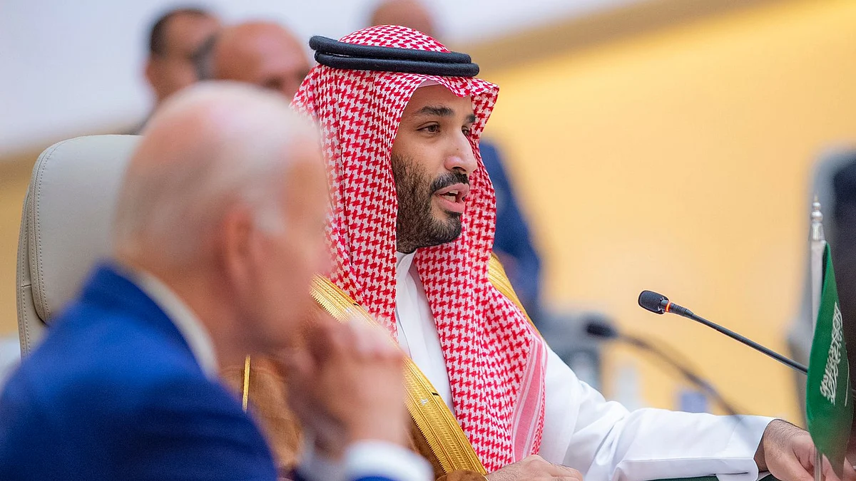 ولي العهد ملقياً كلمته في قمة جدة للأمن والتعاون