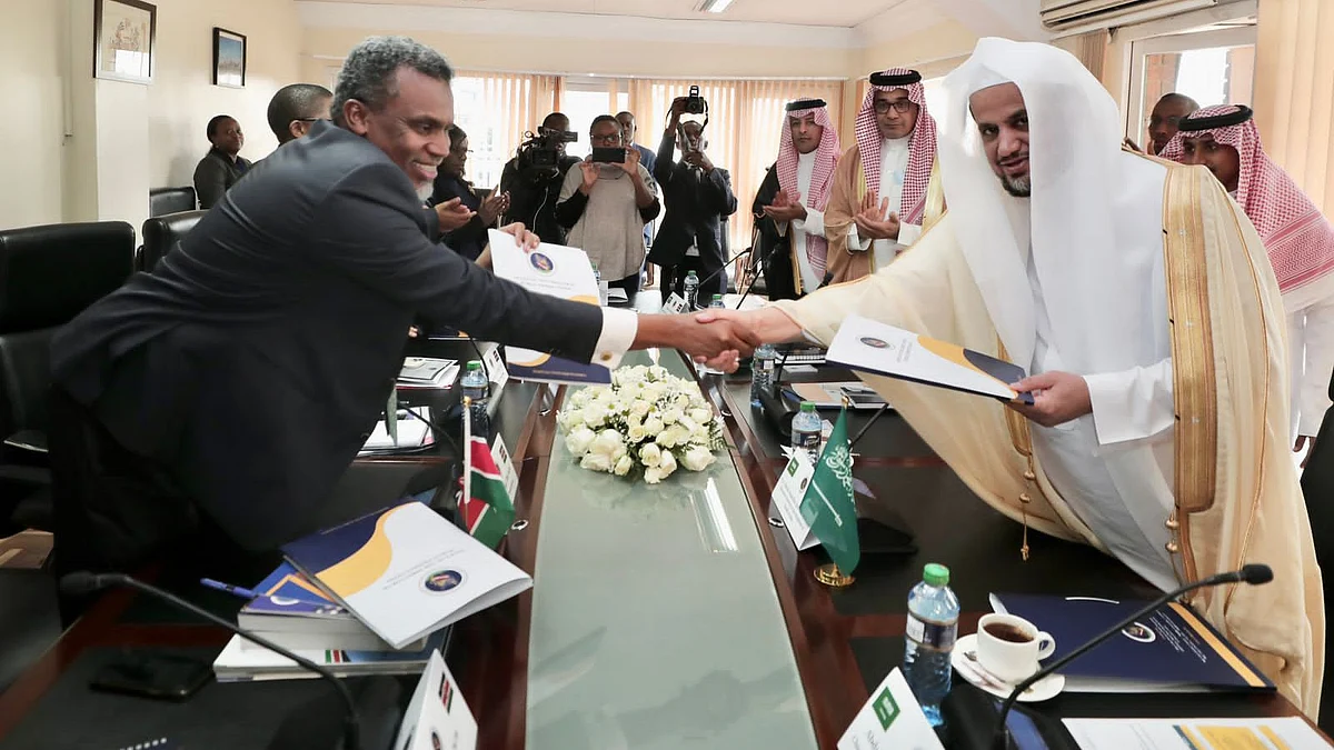 الشيخ سعود المعجب ونور الدين حاج يوقعان مذكرة التفاهم