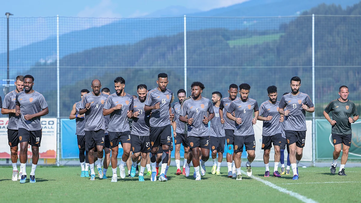 لاعبو الفيحاء يؤدون التدريبات بمعسكر النمسا