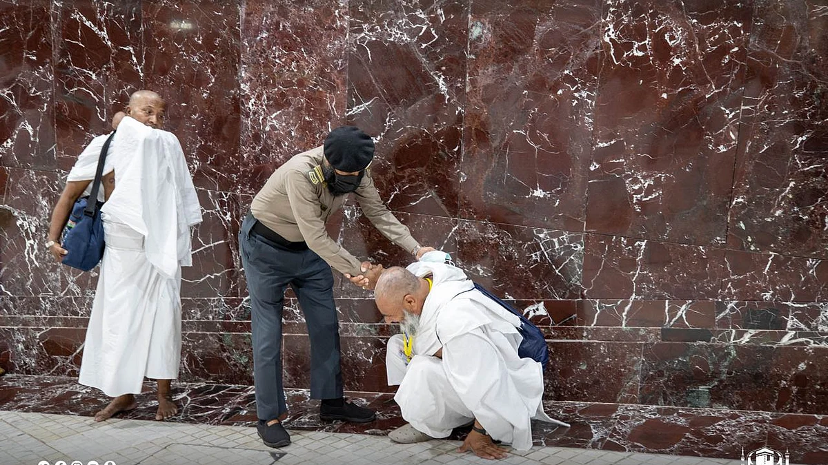 كادر أمن مدني يساهم في خدمة ضيوف الرحمن