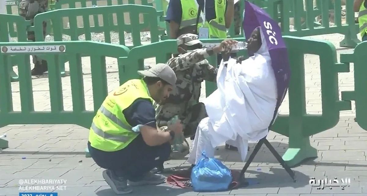 شاهد.. رجل أمن ومسعف يساعدان حاجّة أصيبت بالإعياء