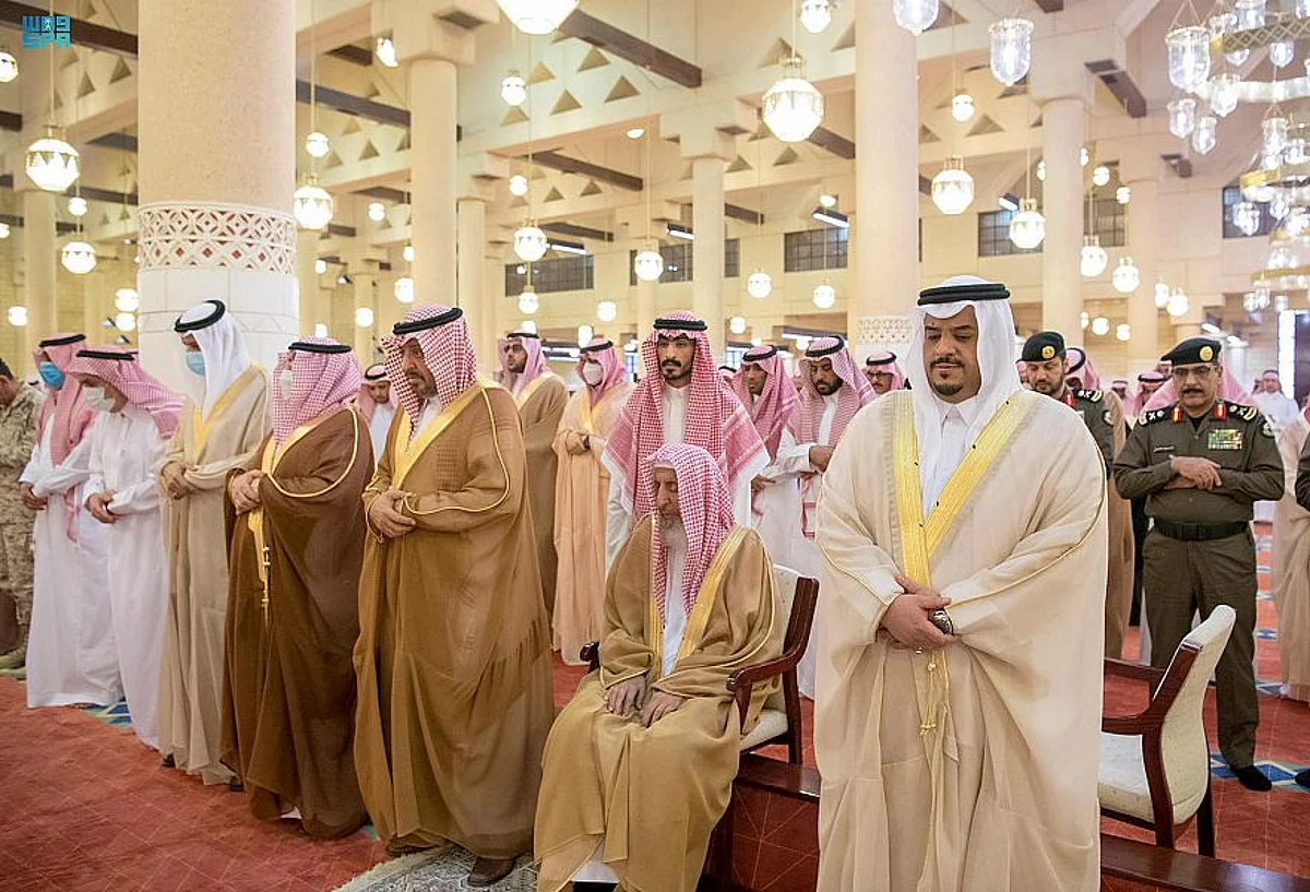 أمير الرياض بالنيابة يؤدي صلاة الميت على عبدالرحمن بن ناصر بن عبدالعزيز