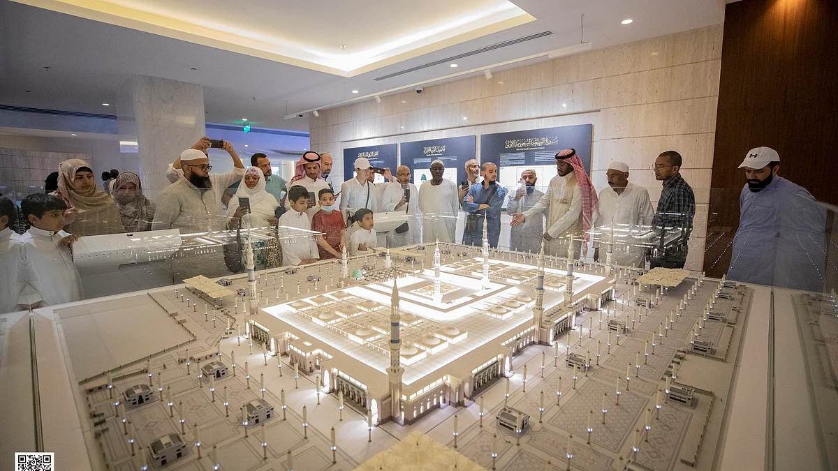 زوار المعرض يتعرفون على معالم المسجد النبوي