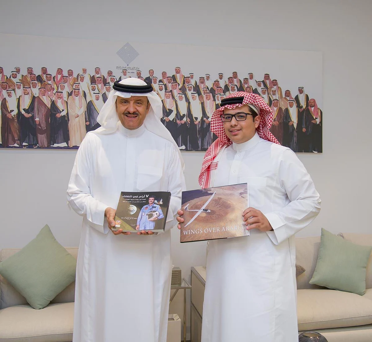 الأمير سلطان بن سلمان يكرم الطيار بدر القاسمي