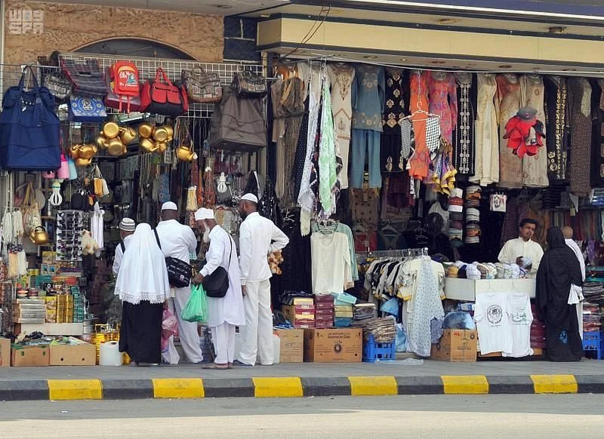 الحجاج يقبلون على شراء الهدايا التذكارية قبل عودتهم لبلدانهم