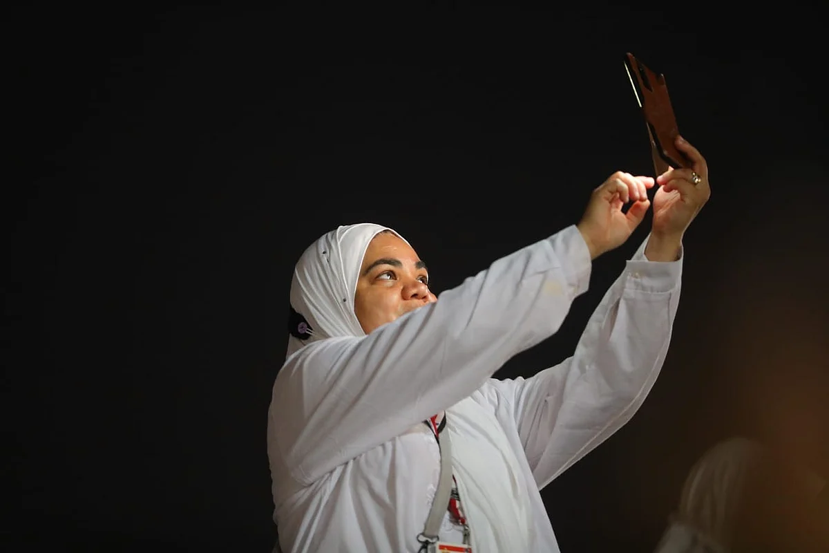 من مشعر عرفات.. الحجاج ينقلون إلى ذويهم مشاهد فرحتهم بركن الحج الأعظم