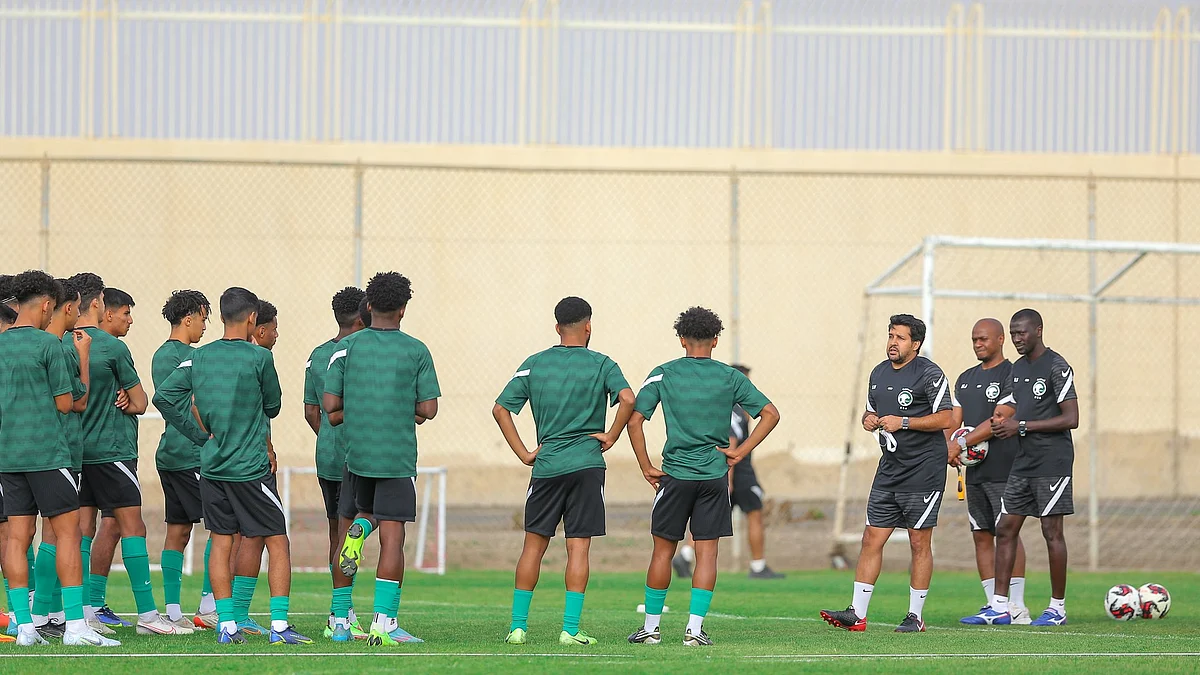 لاعبو المنتخب السعودي للشباب يؤدون التدريبات الجماعية