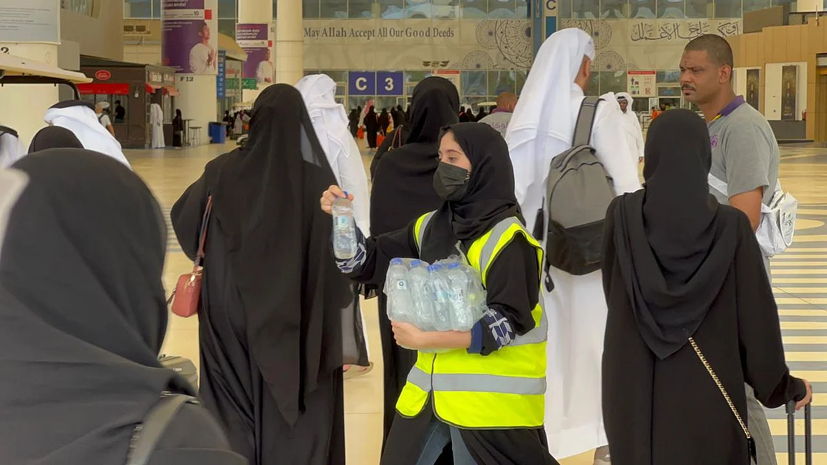 جانب من توزيع عبوات الماء البارد على ضيوف الرحمن