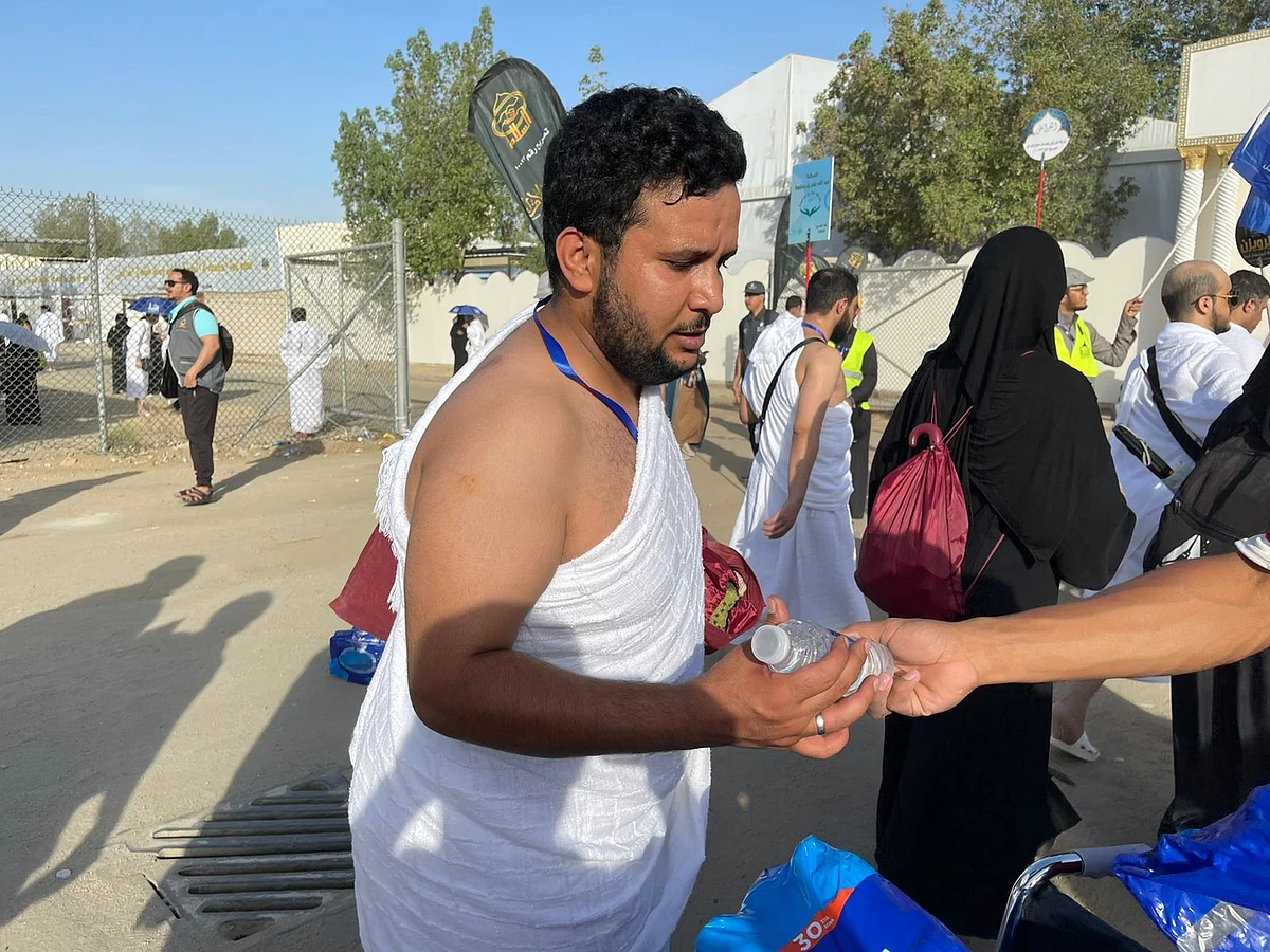 تقديم المياه لضيوف الرحمن