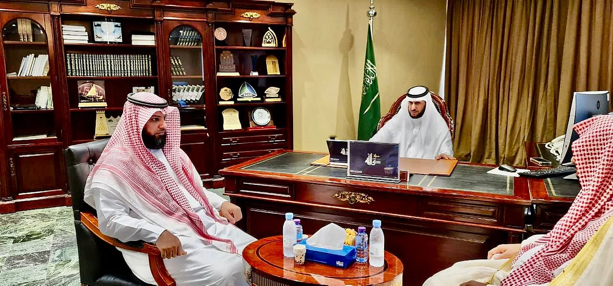 محافظ الخبر خلال لقائه أحمد كريري وفهد الثبيتي