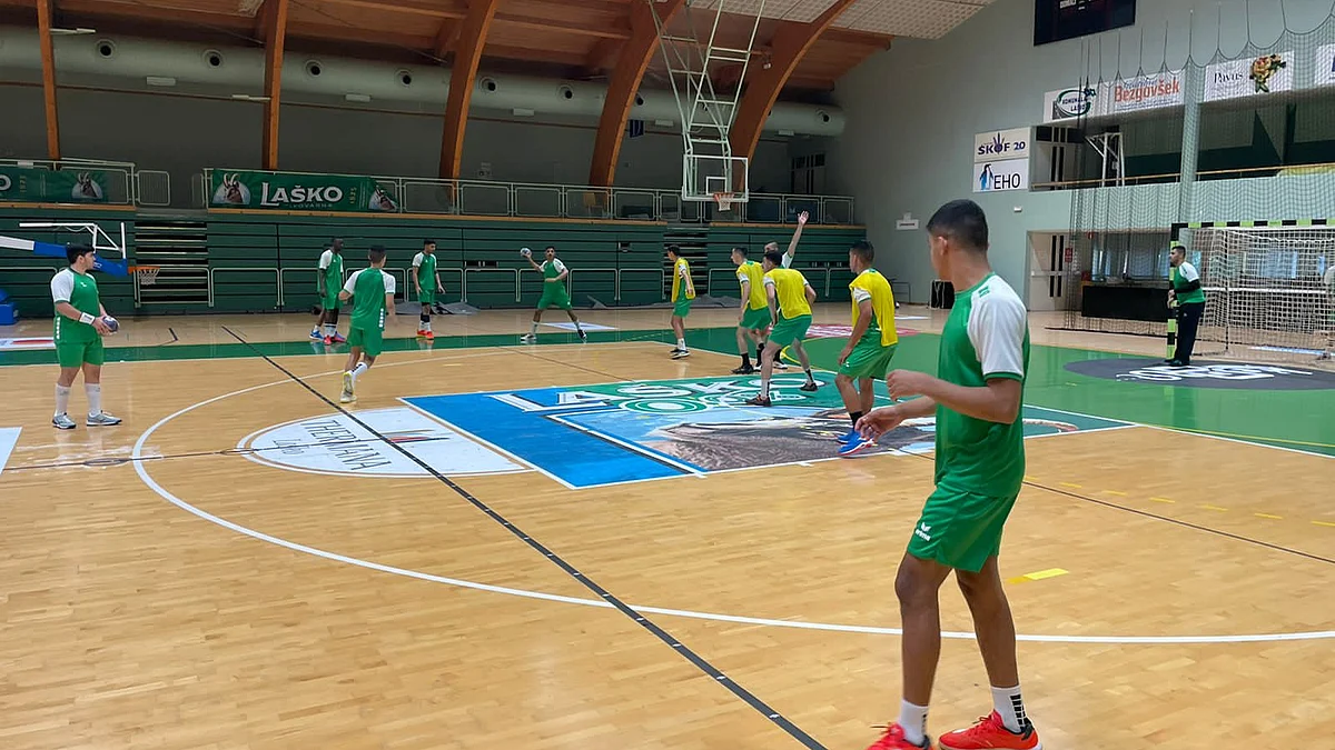 ناشؤو المنتخب السعودي لكرة اليد يؤدون التدريبات