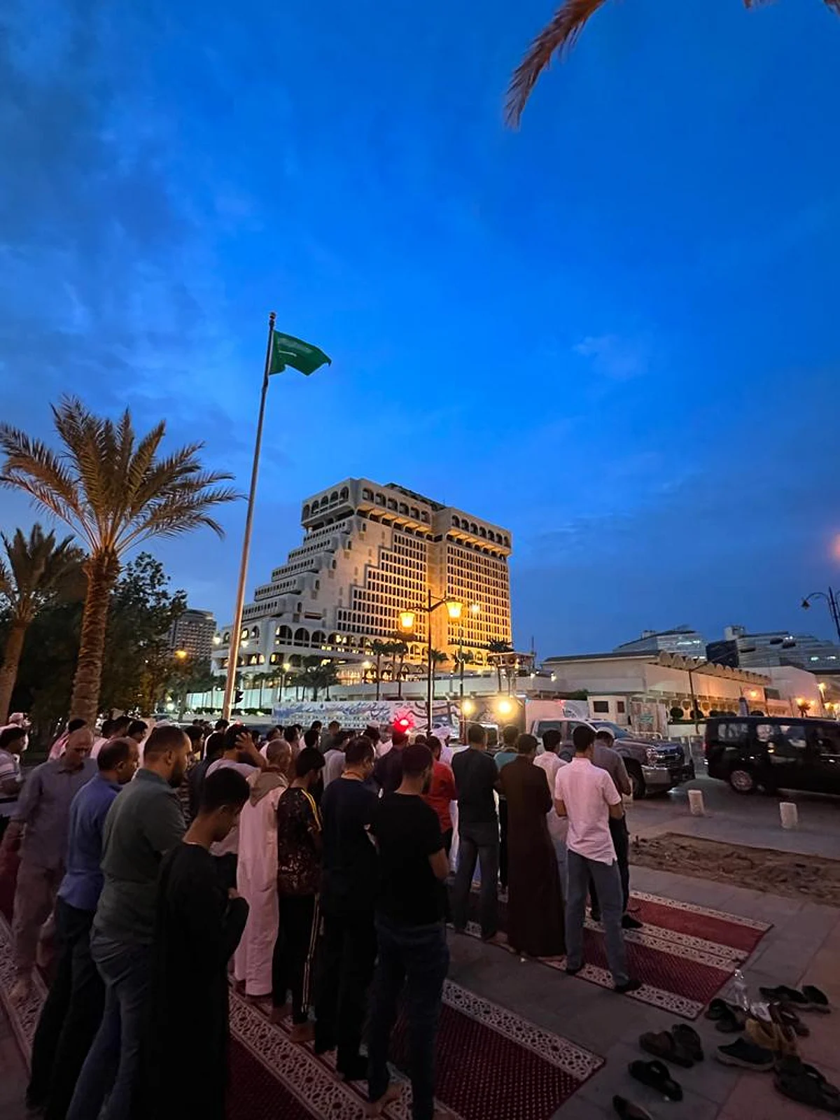 شاهد "المصلى المتنقل" والعيد.. خدمة من "الأمر بالمعروف" في جدة