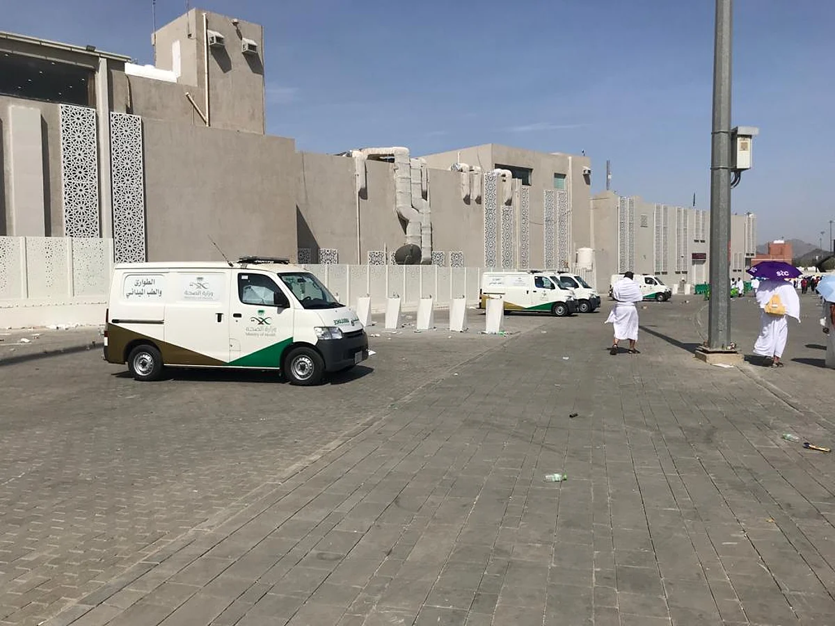 فِرَق إسعافية تقدم خدماتها الطبية للحجاج في عرفات