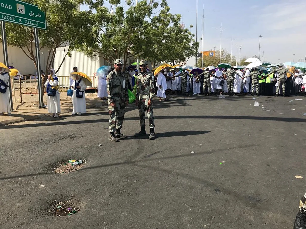 سواعد شُمرت وأيادٍ تتحد.. الجهات تتكاتف لخدمة الحجاج بمشعر عرفات