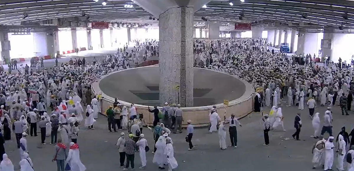 ضيوف الرحمن يرمون الجمرات الثلاث في أول أيام التشريق