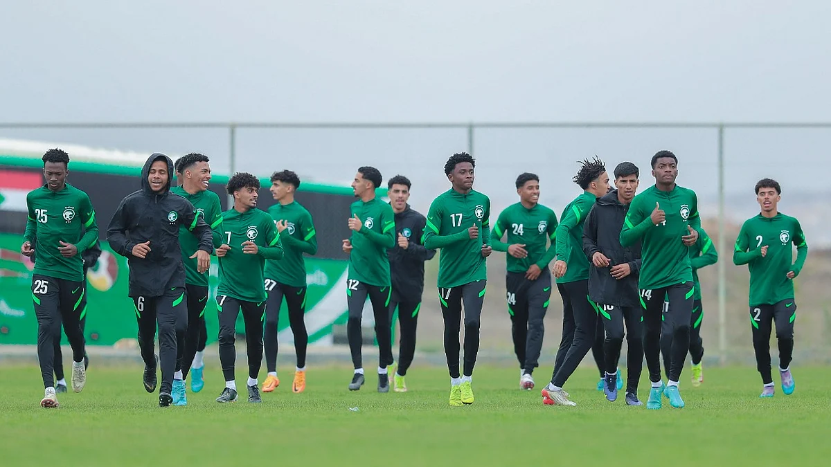 لاعبو المنتخب السعودي للشباب يؤدون حصتهم التدريبية