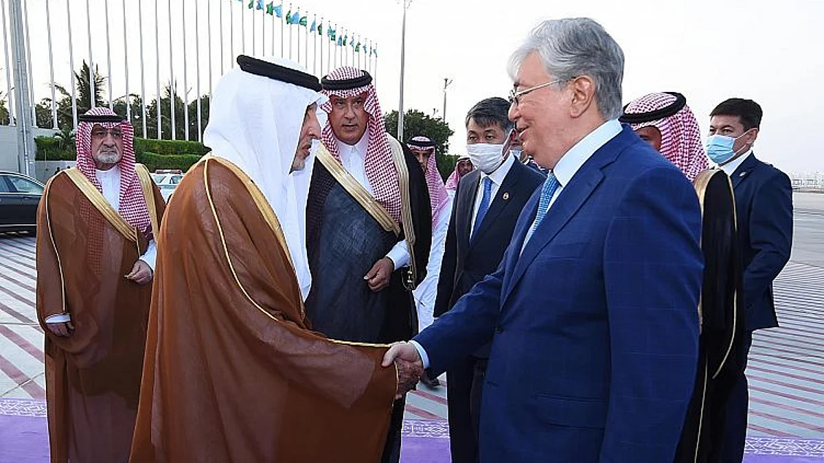 الأمير خالد الفيصل يستقبل رئيس كازاخستان