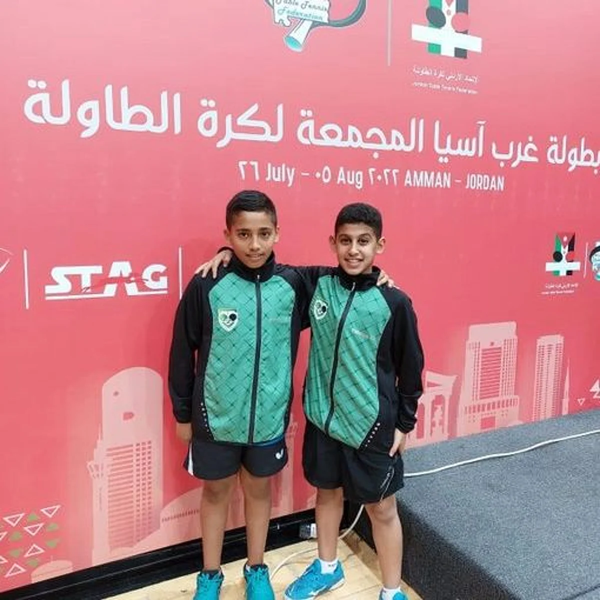 لاعبا الأخضر السعودي عبدالرحمن الطاهر ويوسف هتان