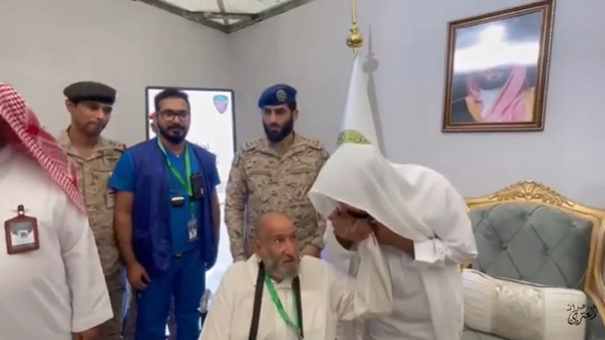 بالفيديو.. "آل الشيخ" يواسي والد شهيد بتقبيل يده تكريمًا لابنه الشهيد
