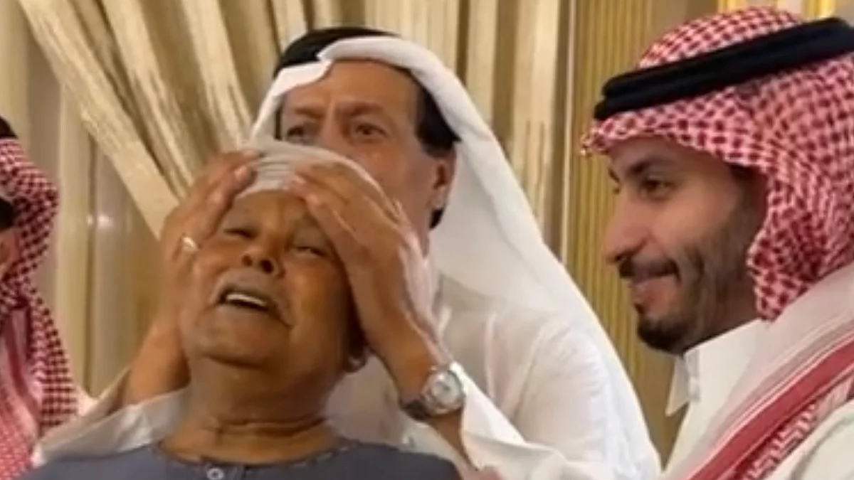 "عشرة عمر"... مواطن يحتفي بعامل مصري عاش بينهم 40 عامًا