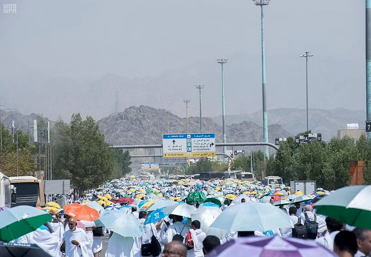 بمختلف الأحجام.. المظلات الشمسية لحماية الحجاج في عرفات