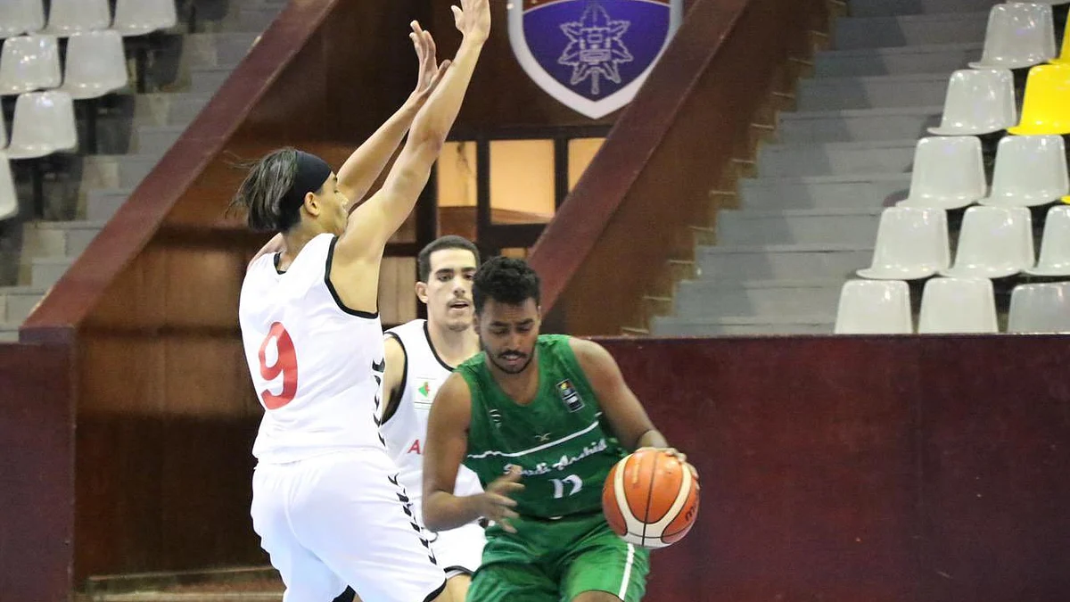 جانب من لقاء المنتخب السعودي للشباب لكرة السلة مع نظيره العماني